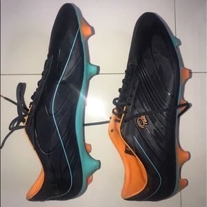 Pelé Trinity soccer shoes like new